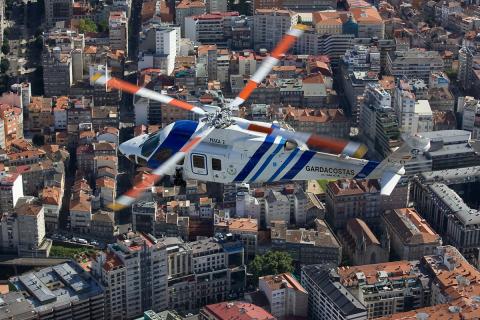 Helicóptero Pesca 2 sobrevolando una ciudad