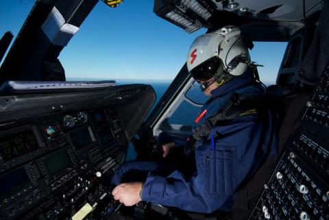 Piloto helicóptero Pesca 2 en la cabina