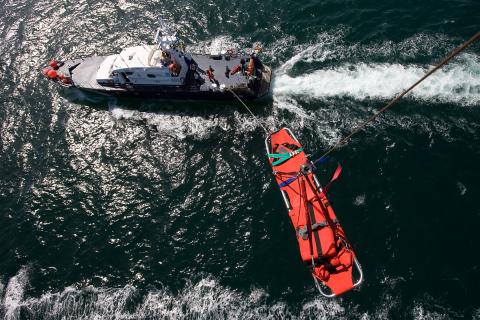 Embarcación de Gardacostas de Galicia a la que desciende una camilla