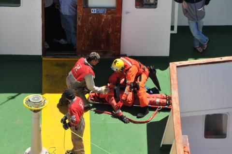 Rescate helicóptero Pesca 1 en un barco