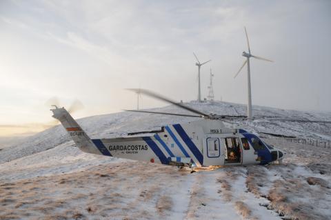Helicóptero Pesca 2 sobrevolando una montaña