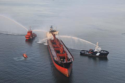 Embarcación de Gardacostas de Galica en labores contraincendio