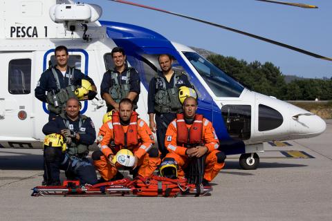 Tripulación helicóptero Pesca 1 posando frente al helicóptero