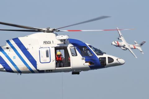 Helicóptero Pesca 1 volando junto a un avión