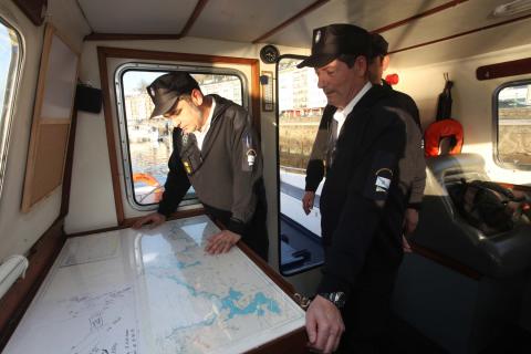 Axentes de Unidade Operativa de Gardacostas de Celeiro en su embarcación