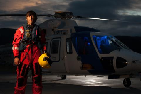 Tripulante helicóptero Pesca 2 y helicóptero de madrugada