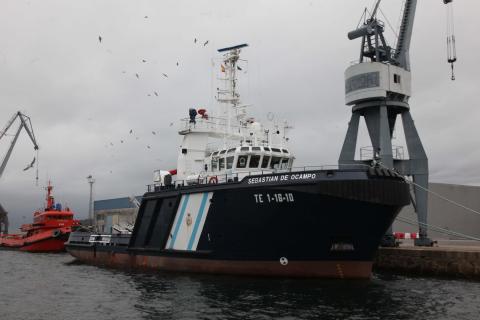 Vista lateral de la embarcación de Sebastían de Ocampo en puerto