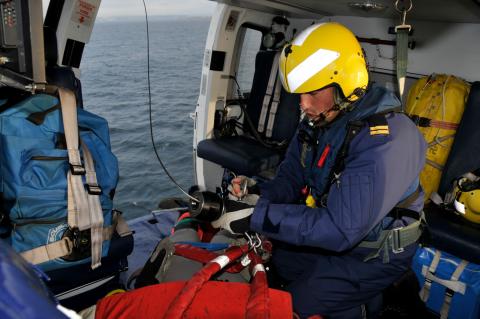 Tripulante helicóptero Pesca 2 trabajando dentro del helicóptero