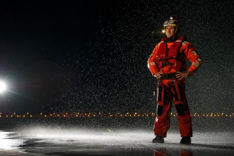 Tripulante helicóptero Pesca 2 en la pista