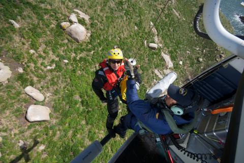 Tripulantes helicóptero Pesca 2 ascendiendo por el cable
